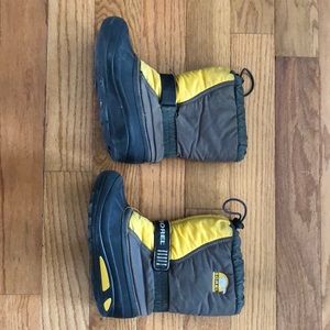 Sorel flurry boots in size 3